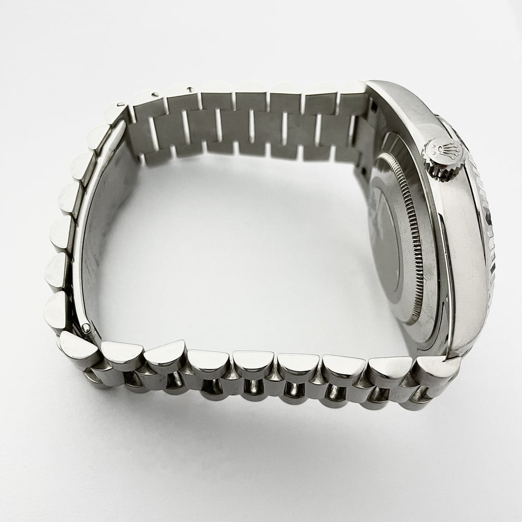 Silver Diamond Scale 41mm Watch E954