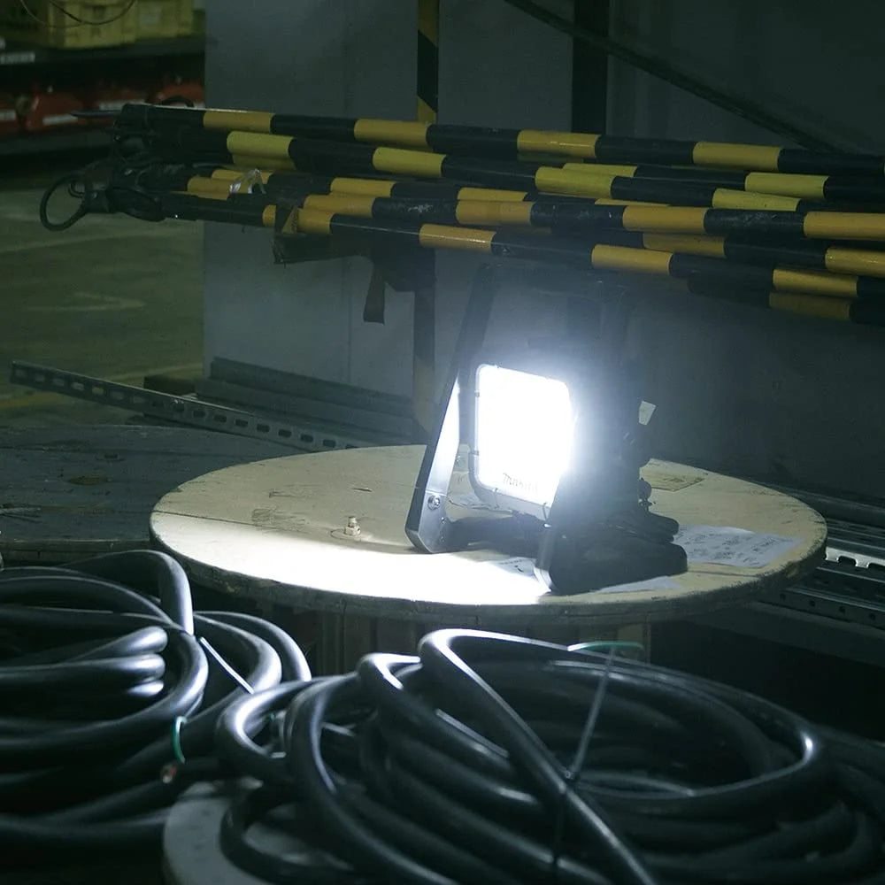 18V Lithium-Ion Cordless Corded 20 L.E.D. Flood Light V818102